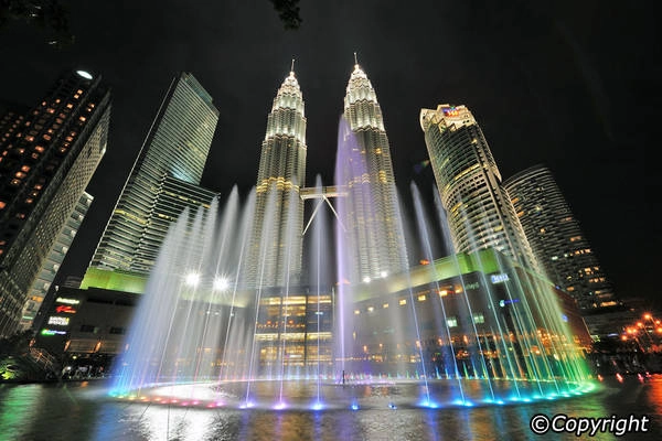 Không một du khách nào đến với Kuala Lumpur mà lại “quên” việc đi thăm tòa tháp đôi nổi tiếng và chụp vài tấm ảnh kỷ niệm với nó. Ảnh: kuala-lumpur.ws