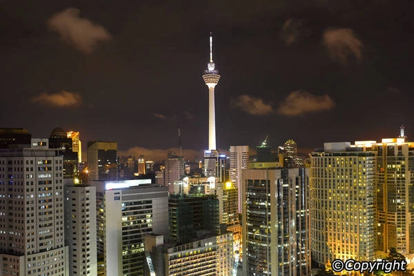  Từ trên đỉnh tháp Menara Kuala Lumpur, du khách có thể dễ dàng phóng tầm mắt ngắm nhìn các tòa nhà cao tầng xung quanh.  Ảnh: kuala-lumpur.ws