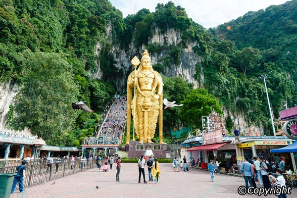 Batu là một ngọn núi đá vôi khoảng 400 triệu năm tuổi cách Kuala Lumpur khoảng 13km. Ảnh: kuala-lumpur.ws