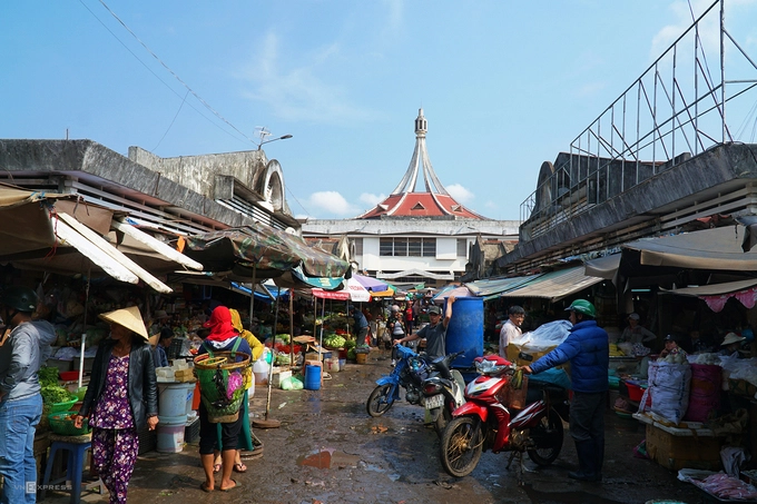 Chợ trung tâm  Tên gọi khác của khu này là Chợ Mới, được xây dựng từ những năm 80 thế kỷ trước. Công trình đã xuống cấp, hơi nhếch nhác vào mùa mưa nhưng du khách có thể tìm thấy nhiều món ăn ngon bên trong như bánh canh bột lọc, hủ tiếu, chè... Đây là địa chỉ lý tưởng cho bữa ăn sáng và khởi đầu một ngày ở Pleiku.