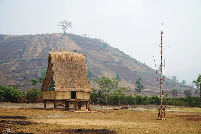 Chư Đăng Ya  Núi lửa Chư Đăng Ya cách trung tâm thành phố Pleiku khoảng 30 km về hướng đông bắc. Ngọn núi lửa đã ngủ yên hàng triệu năm này còn thu hút đông đảo người yêu thích thiên nhiên bởi nét hoang sơ của rừng núi. Mỗi mùa, nơi đây lại mang một vẻ đẹp riêng, nhưng những cánh hoa dã quỳ vào tháng 10 vẫn là điều níu chân khách đến đây nhiều nhất.