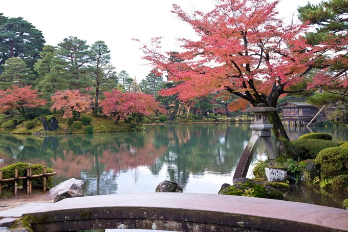 Vườn Kenrokuen, Ishikawa Kenrokuen là điểm du lịch hot của thành phố Kanazawa, ở tỉnh Ishikawa, và cũng là một trong các khu vườn nổi bật của Nhật Bản. Mỗi một mùa vườn lại có một vẻ riêng biệt nhưng mùa thu ở đây (thường rơi vào tháng 11) vẫn là thời điểm mang vẻ đẹp lôi cuốn nhất. Thời gian đẹp nhất là cuối tháng 11. Vườn Kenrokuen, Ishikawa Kenrokuen là điểm du lịch hot của thành phố Kanazawa, ở tỉnh Ishikawa, và cũng là một trong các khu vườn nổi bật của Nhật Bản. Mỗi một mùa vườn lại có một vẻ riêng biệt nhưng mùa thu ở đây (thường rơi vào tháng 11) vẫn là thời điểm mang vẻ đẹp lôi cuốn nhất. Thời gian đẹp nhất là cuối tháng 11.