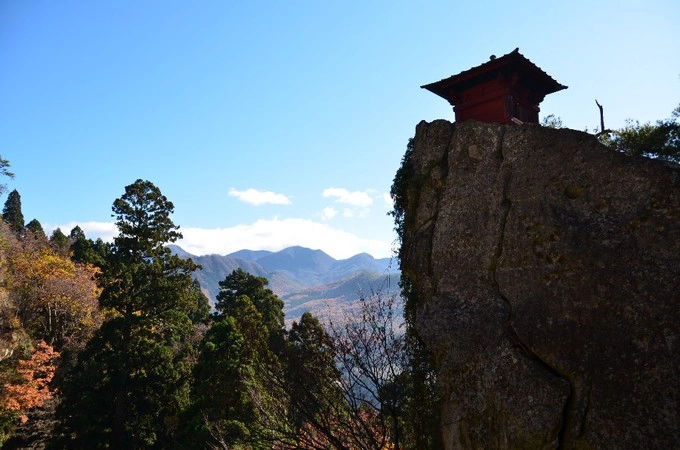 Đền Yamadera, Yamagata Là một ngôi đền đẹp và cũng có vị trí độc đáo bậc nhất tại Nhật, Yamadera (hay gọi là Risshakuji) nằm trên núi Houju thuộc tỉnh Yamagata. Con đường dài 1.051 bậc thang dẫn lên đền bao quanh bởi các cánh rừng, nên mỗi mùa thu tới lá cây lại chuyển màu sang sắc đỏ, vàng rất đẹp. Thời gian đẹp nhất là đầu tháng 11. Đền Yamadera, Yamagata Là một ngôi đền đẹp và cũng có vị trí độc đáo bậc nhất tại Nhật, Yamadera (hay gọi là Risshakuji) nằm trên núi Houju thuộc tỉnh Yamagata. Con đường dài 1.051 bậc thang dẫn lên đền bao quanh bởi các cánh rừng, nên mỗi mùa thu tới lá cây lại chuyển màu sang sắc đỏ, vàng rất đẹp. Thời gian đẹp nhất là đầu tháng 11.