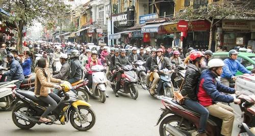 Hà Nội đông đúc xe cộ trong giờ cao điểm. Ảnh: Simon Morris. Hà Nội đông đúc xe cộ trong giờ cao điểm. Ảnh: Simon Morris.