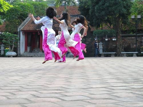 Sinh viên chào mừng ngày tốt nghiệp trong sân Văn Miếu. Ảnh: Will Jones. Sinh viên chào mừng ngày tốt nghiệp trong sân Văn Miếu. Ảnh: Will Jones.