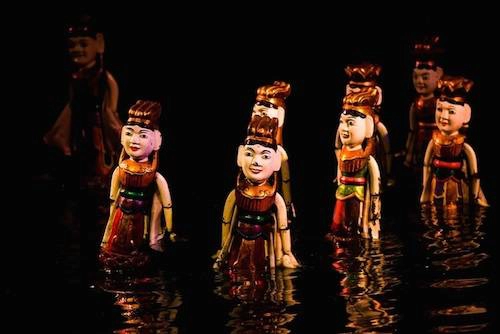 Múa rối nước kể lại những câu chuyện cổ nổi tiếng ở Việt Nam. Ảnh: Charles Chan. Múa rối nước kể lại những câu chuyện cổ nổi tiếng ở Việt Nam. Ảnh: Charles Chan.