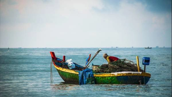 Một tàu đánh cá trên biển Hồ Cốc. Ảnh DemiCat DA Một tàu đánh cá trên biển Hồ Cốc. Ảnh DemiCat DA