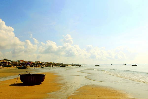 Nằm ngay dưới chân núi Minh Đạm, bãi biển Phước Hải mang vẻ đẹp hoang sơ, tự nhiên dành cho những du khách thích tắm biển và hóng gió vào mỗi buổi chiều. Ảnh: ST Nằm ngay dưới chân núi Minh Đạm, bãi biển Phước Hải mang vẻ đẹp hoang sơ, tự nhiên dành cho những du khách thích tắm biển và hóng gió vào mỗi buổi chiều. Ảnh: ST