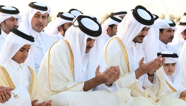 Nam giới nhiều hơn hẳn nữ giới: Ở Qatar, tỉ lệ nam nữ là 2:1, do nơi này được xây dựng chủ yếu bằng nguồn lao động là dân nhập cư, trong đó chủ yếu là thanh niên và nam giới. Ảnh: Medium. Nam giới nhiều hơn hẳn nữ giới: Ở Qatar, tỉ lệ nam nữ là 2:1, do nơi này được xây dựng chủ yếu bằng nguồn lao động là dân nhập cư, trong đó chủ yếu là thanh niên và nam giới. Ảnh: Medium.