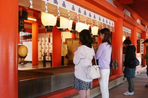Điểm khác biệt khi đi đền thờ đạo Shinto và chùa ở Nhật Bản là cách cầu khấn của mọi người được quy định khác nhau.