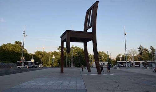 Biểu tượng chiếc ghế gãy một chân (broken chair) nổi tiếng đặt tại quảng trường Palais des Nations, đối diện trụ sở Liên Hợp Quốc ở Geneva là lời kêu gọi tất cả quốc gia phổ cập hóa và thực hiện nhanh chóng, đầy đủ Công ước Ottawa trong việc phản đối sử dụng mìn sát thương cá nhân và bom bi. Biểu tượng chiếc ghế gãy một chân (broken chair) nổi tiếng đặt tại quảng trường Palais des Nations, đối diện trụ sở Liên Hợp Quốc ở Geneva là lời kêu gọi tất cả quốc gia phổ cập hóa và thực hiện nhanh chóng, đầy đủ Công ước Ottawa trong việc phản đối sử dụng mìn sát thương cá nhân và bom bi.