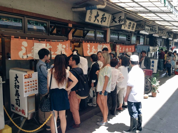 Rất đông du khách xếp hàng để được thưởng thức sushi tại đây. Ảnh: thetaleoftwotings.com 10-dieu-chung-to-tokyo-la-mot-trong-nhung-do-thi-cool-nhat-chau-a-ivivu-15