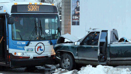 Đạo luật Xin lỗi đã được Chính phủ Canada thông qua vào năm 2009. Lời xin lỗi thể hiện sự hối hận không được chấp nhận ở tòa án. Lý do của chuyện kỳ lạ này là người dân Canada dùng quá nhiều từ "xin lỗi". Do vậy, từ này dần chỉ mang ý nghĩa là đồng cảm hay hối tiếc, chứ không phải là sự thừa nhận về lỗi lầm của mình. Ảnh: Loop. Đạo luật Xin lỗi đã được Chính phủ Canada thông qua vào năm 2009. Lời xin lỗi thể hiện sự hối hận không được chấp nhận ở tòa án. Lý do của chuyện kỳ lạ này là người dân Canada dùng quá nhiều từ "xin lỗi". Do vậy, từ này dần chỉ mang ý nghĩa là đồng cảm hay hối tiếc, chứ không phải là sự thừa nhận về lỗi lầm của mình. Ảnh: Loop.