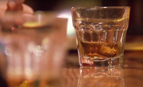 Nếu bạn tới Dawson City, Yukon, bạn có thể ghé qua quán Sourtoe Cocktail. Đến đây, điều bạn phải làm là thưởng thức đồ uống có ngón chân người phía dưới. Khẩu hiệu của quán chính là bạn có thể uống nhanh, uống chậm, nhưng môi bạn dứt khoát phải chạm vào ngón chân. Ảnh: Independent. Nếu bạn tới Dawson City, Yukon, bạn có thể ghé qua quán Sourtoe Cocktail. Đến đây, điều bạn phải làm là thưởng thức đồ uống có ngón chân người phía dưới. Khẩu hiệu của quán chính là bạn có thể uống nhanh, uống chậm, nhưng môi bạn dứt khoát phải chạm vào ngón chân. Ảnh: Independent.