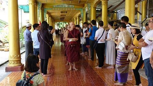 Hiện nay công ty du lịch Hàng không Việt Nam Avitour phối hợp với Vietjet Air có chương trình hành hương Myanmar 4 ngày 3 đêm khởi hành thứ 6 hàng tuần từ Hà Nội/TP HCM, với giá 8,9 triệu đồng. Ảnh: Minh An.