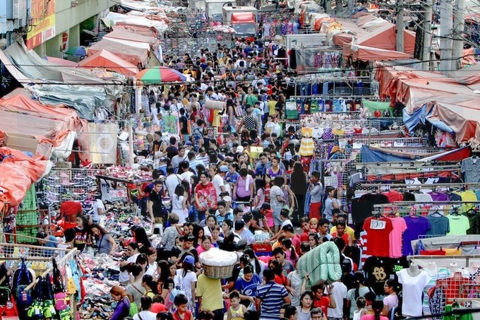 Manila được xếp hạng là thành phố có mật độ dân số cao nhất thế giới (và tắc nghẽn giao thông tồi tệ nhất). Thực tế, Manila chỉ rộng 62 km2 nhưng có tới gần 1,7 triệu dân, tỷ lệ sinh tại Manila là khoảng 3 trẻ em trên một phụ nữ. Điều này ảnh hưởng nghiêm trọng đến chất lượng cuộc sống của người dân. Ảnh: Good News Pilipinas.