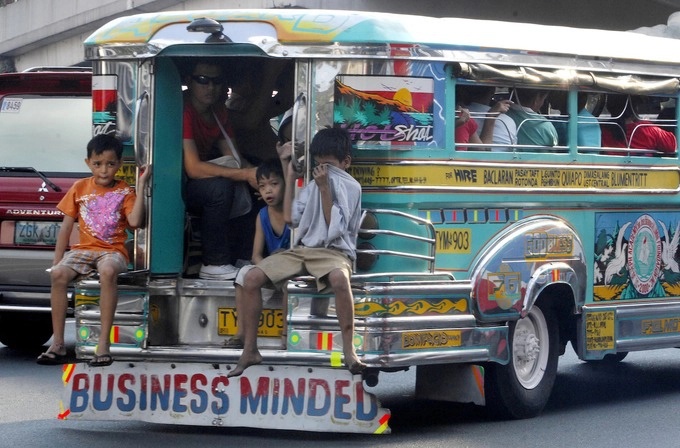 Những chiếc "jeepney" phỏng theo xe jeep Mỹ thời Thế chiến II chạy trên đường phố là hình ảnh đặc trưng của Philippines. Phương tiện này phổ biến với người dân thuộc tầng lớp trung lưu hoặc thấp hơn bởi giá vé chỉ khoảng 8 peso (4.000 đồng). Xe không có lộ trình cố định, vì vậy hành khách chỉ cần nhảy lên một chiếc jeepney chạy theo hướng cần đến, đưa tiền cho tài xế và rung chuông khi họ muốn xuống xe.  Xe jeepney là điều đáng tự hào của nhiều người Philippines. Tài xế thường vẽ những hình tôn giáo hoặc hoa văn phức tạp lên xe và mở nhạc lớn. Hiện có khoảng 50.000 xe jeepney chạy hàng ngày chỉ riêng ở Manila. Nhưng biểu tượng của Philippines lại góp phần gây ô nhiễm không khí và nguy hiểm cho giao thông, bởi những chiếc xe cũ nhả ra khói đen đặc còn tài xế thường phanh gấp khi trả khách. Từ 2018, Tổng thống Rodrigo Duterte tuyên bố chính quyền sẽ từng bước loại bỏ xe jeepney trên đường phố, New York Times đưa tin. Ảnh: AFP.