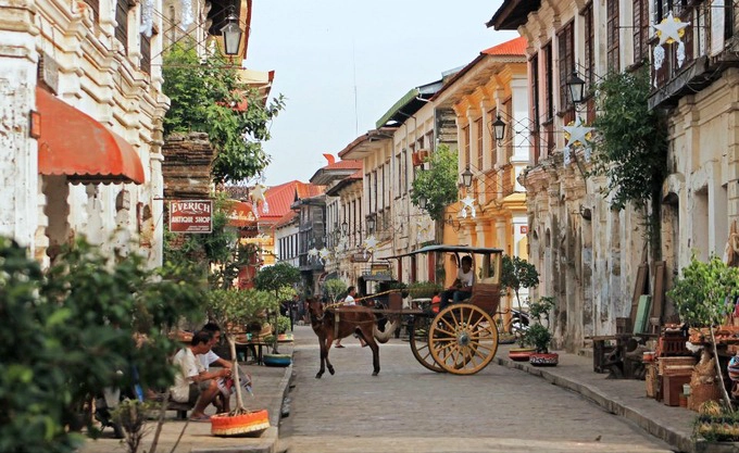 Philippines từng là thuộc địa của Tây Ban Nha, Mỹ và Nhật Bản. Tàn dư của chế độ thuộc địa vẫn còn tồn tại tới ngày nay khi du khách có thể tìm thấy kiến trúc phương Tây tại đây. Trên ảnh là thị trấn Tây Ban Nha cổ Vigan nằm ở phía tây đảo Luzon, nơi được UNESCO công nhận là di sản thế giới.  Người Tây Ban Nha đến Philippines vào thế kỷ 16 và thuộc địa hóa đảo quốc này trong hơn 330 năm, dù người Anh chiếm đóng Manila trong thời gian ngắn từ 1762 đến 1764. Năm 1898, Tây Ban Nha buộc phải bán Philippines cho Mỹ sau thất bại trong Chiến tranh Mỹ - Tây Ban Nha. Mỹ nắm quyền cho đến khi Nhật Bản xâm chiếm Philippines trong Thế chiến II, nhưng quân đội Nhật phải rời đi sau thất bại vào năm 1945. Ảnh: Philippines Travel Site.