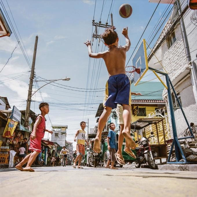 Bóng rổ vô cùng phổ biến ở Philippines kể từ khi người dân biết đến môn thể thao này trong những năm đầu quân đội Mỹ chiếm đóng. Năm 1975, Hiệp hội Bóng rổ Philippines (PBA) được thành lập. Các vận động viên chuyên nghiệp từ khắp nơi trên thế giới, gồm cả Mỹ, tới chơi trong giải đấu này. Ảnh: Kevin Couliau/Vice.