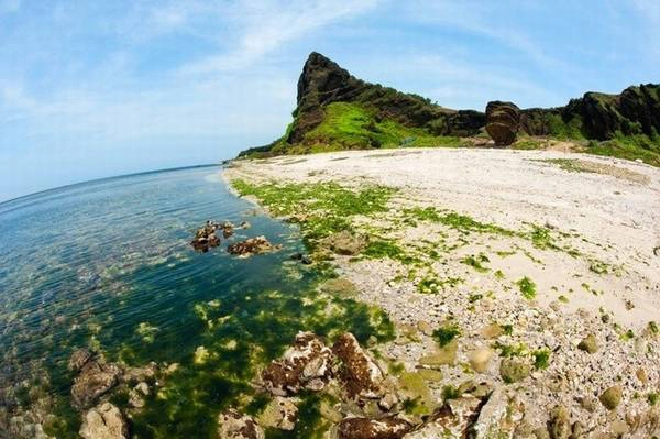 Những bãi biển xinh đẹp, vắng người ở Lý Sơn rất lý tưởng cho việc cắm trại. Ảnh: Phanthoailinh 10-dieu-khong-nen-bo-lo-khi-du-lich-dao-ly-son-vao-mua-he-ivivu-13