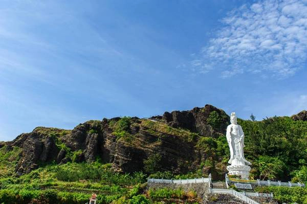 Du khách phải vượt qua hơn 100 bậc thang men theo sườn núi để đến được chùa Đục. Ảnh: Lê Hồng Hà. 10-dieu-khong-nen-bo-lo-khi-du-lich-dao-ly-son-vao-mua-he-ivivu-14