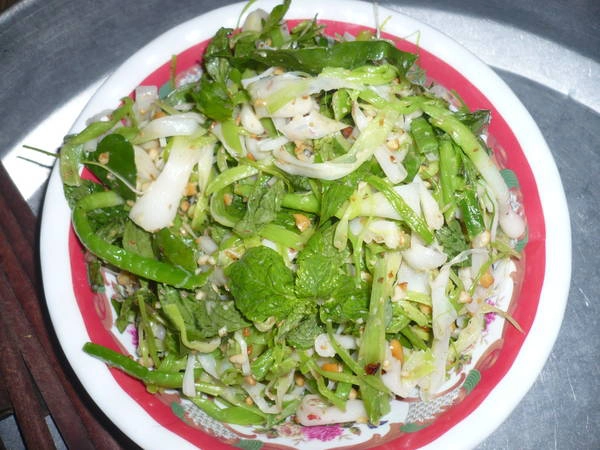 Món gỏi tỏi lạ miệng. Ảnh: lyson.org 10-dieu-khong-nen-bo-lo-khi-du-lich-dao-ly-son-vao-mua-he-ivivu-15