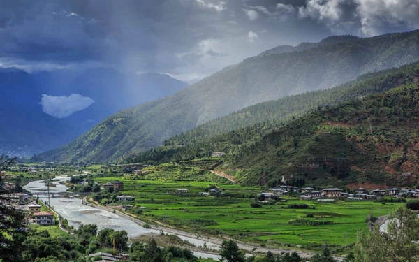 1. Sự tồn tại của Người tuyết: Theo Will Hatton chia sẻ trên trang The Brokeback Packer, bạn bè của anh ở Bhutan tin rằng người tuyết vẫn tồn tại trên những ngọn núi ở quốc gia này. Họ từng nhìn thấy dấu vết của người tuyết. Ảnh: Makemytrip. 1. Sự tồn tại của Người tuyết: Theo Will Hatton chia sẻ trên trang The Brokeback Packer, bạn bè của anh ở Bhutan tin rằng người tuyết vẫn tồn tại trên những ngọn núi ở quốc gia này. Họ từng nhìn thấy dấu vết của người tuyết. Ảnh: Makemytrip.