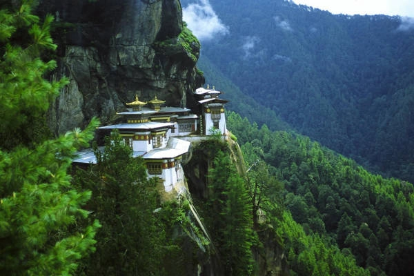 2. Hổ biết bay: Đến Bhutan, du khách có thể ghé qua tu viện Phật giáo Paro Taktsang nổi tiếng, nằm cheo leo trên vách đá giữa lưng chừng mây ở thung lũng Paro. Truyền thuyết kể rằng, vào thế kỷ thứ 8, đại sư Liên Hoa Sinh đã ngồi trên lưng một con hổ cái bay đến đây từ Tây Tạng. Đại sư Liên Hoa Sinh đã truyền Phật giáo Mật tông khắp đất nước Bhutan và Tây Tạng vào những năm 700. Ông thiền định trong các hang động - sau gọi là tu viện, hay hang hổ - trên núi trong 3 năm, 3 tháng, 3 tuần, 3 ngày và 3 giờ. Trong số này, tu viện Paro Taktsang nổi tiếng nhất. Ảnh: Speakzeasy. 2. Hổ biết bay: Đến Bhutan, du khách có thể ghé qua tu viện Phật giáo Paro Taktsang nổi tiếng, nằm cheo leo trên vách đá giữa lưng chừng mây ở thung lũng Paro. Truyền thuyết kể rằng, vào thế kỷ thứ 8, đại sư Liên Hoa Sinh đã ngồi trên lưng một con hổ cái bay đến đây từ Tây Tạng. Đại sư Liên Hoa Sinh đã truyền Phật giáo Mật tông khắp đất nước Bhutan và Tây Tạng vào những năm 700. Ông thiền định trong các hang động - sau gọi là tu viện, hay hang hổ - trên núi trong 3 năm, 3 tháng, 3 tuần, 3 ngày và 3 giờ. Trong số này, tu viện Paro Taktsang nổi tiếng nhất. Ảnh: Speakzeasy.