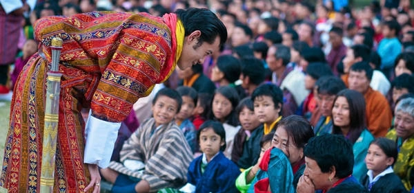 5. Người dân Bhutan yêu quý vị vua của họ: Nhiều người Bhutan thường đeo một chiếc ghim cài áo hoặc huy hiệu nhỏ có ảnh chân dung của nhà vua. Đa số nhà dân đều treo ảnh nhà vua mỉm cười hiền từ. Khách du lịch đến đây có thể nghe được những lời ngợi ca vị vua từ con dân của ngài. Ảnh: Scoopwhoop. 5. Người dân Bhutan yêu quý vị vua của họ: Nhiều người Bhutan thường đeo một chiếc ghim cài áo hoặc huy hiệu nhỏ có ảnh chân dung của nhà vua. Đa số nhà dân đều treo ảnh nhà vua mỉm cười hiền từ. Khách du lịch đến đây có thể nghe được những lời ngợi ca vị vua từ con dân của ngài. Ảnh: Scoopwhoop.