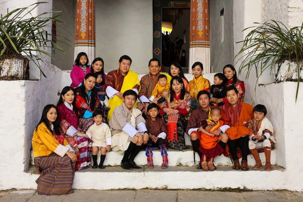 9. Đa thê, đa phu ở Bhutan là hợp pháp: Ngày nay, điều này có thể không còn phổ biến. Tuy nhiên, người dân Bhutan có quyền cưới nhiều hơn một người vợ hoặc chồng. Trên thực tế, vị vua thứ 4, trị vì từ năm 1972 đến năm 2006, có 4 người vợ. Ảnh: Pinterest. 9. Đa thê, đa phu ở Bhutan là hợp pháp: Ngày nay, điều này có thể không còn phổ biến. Tuy nhiên, người dân Bhutan có quyền cưới nhiều hơn một người vợ hoặc chồng. Trên thực tế, vị vua thứ 4, trị vì từ năm 1972 đến năm 2006, có 4 người vợ. Ảnh: Pinterest.