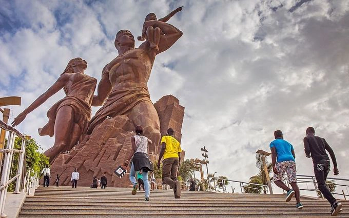 Bức tượng cao nhất châu Phi  Với độ cao 49 m sừng sững giữa thủ đô Dakar, Đài tưởng niệm Phục hưng châu Phi là bức tượng cao nhất châu lục. Dù đây là thiết kế của một kiến trúc sư Senegal, bức tượng đồng do một công ty xây dựng Triều Tiên thi công, theo Telegraph. Ảnh: Alamy.