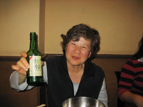Soju được xem như quốc tửu của người Hàn. Tuy nhiên việc uống rượu cũng có những quy tắc nghiêm ngặt như: không bao giờ tự rót rượu cho mình và khi rót rượu cho người lớn tuổi hơn, đặt một tay trên ngực trái như biểu hiện của sự tôn trọng. Ảnh: Eugene Kim.