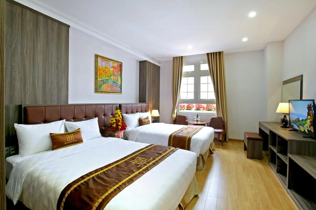 Thư giãn trên bãi biển Trong khi Tết ở miền bắc là mùa đông giá rét thì tại Phú Quốc, bạn vẫn được hưởng ánh nắng ấm áp. Do đó, không dễ gì bạn có thể bỏ qua trải nghiệm hòa mình vào dòng nước mát hay chỉ đơn giản là nằm thư giãn trên bãi cát yên bình. Phú Quốc có rất nhiều bãi biển đẹp cho bạn lựa chọn như bãi Sao, Gành Dầu, bãi Dài, Ông Lang, bãi Thơm, Vũng Bầu... Ảnh: Lê Duy Hưng.