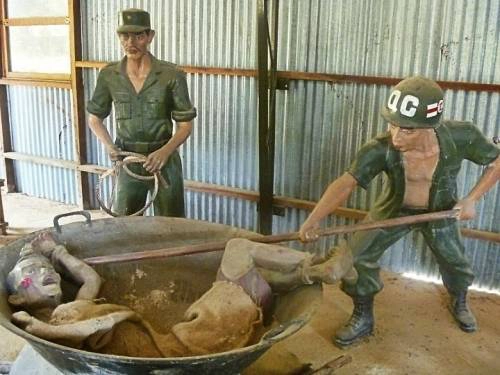 Ghé nhà tù Phú Quốc Nằm ở thị trấn An Thới, nhà tù Phú Quốc hay nhà lao Cây Dừa là một trong những địa điểm để du khách tìm hiểu lịch sử của hòn đảo này. Nơi đây tái hiện các nhục hình mà quân đội Pháp, Mỹ dùng để tra tấn những chiến sĩ khi xưa thông qua nhiều bức tượng mô phỏng. Bạn không phải mất phí khi vào tham quan. Ảnh: Mến Nguyễn.