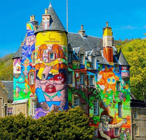 Tòa lâu đài cổ với các hình vẽ graffiti vui nhộn. Vào năm 2007, chủ nhân của lâu đài Kelburn đã mời các nghệ sĩ graffiti người Brazil đến và sáng tạo bức tranh tường màu sắc tại đây. Dù mục đích ban đầu là các bức tranh này chỉ tạm thời nhưng sau đó gia chủ đã yêu cầu giữ lại các hình vẽ này. Tòa lâu đài cổ với các hình vẽ graffiti vui nhộn. Vào năm 2007, chủ nhân của lâu đài Kelburn đã mời các nghệ sĩ graffiti người Brazil đến và sáng tạo bức tranh tường màu sắc tại đây. Dù mục đích ban đầu là các bức tranh này chỉ tạm thời nhưng sau đó gia chủ đã yêu cầu giữ lại các hình vẽ này.