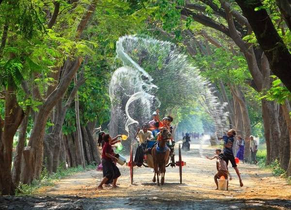 Trẻ em vui chơi trong lễ té nước. Ảnh: myanmar.threeland.com