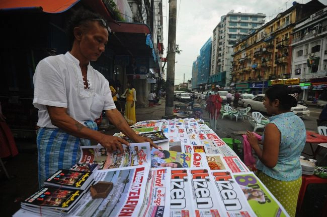 Một sạp báo trên đường phố Myanmar. Ảnh: Globalpost.com