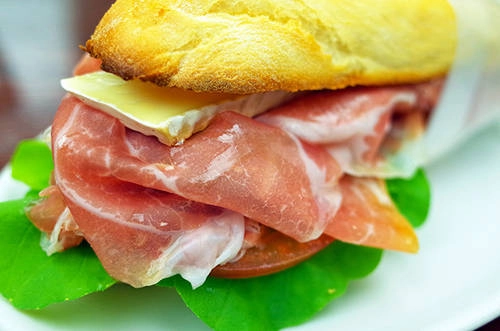 Bar Ciacco & Bacco Hãy suy nghĩ lại nếu bạn cho rằng Italy chỉ có món mì sợi và pizza. Ciacco & Bacco là một quán bar sandwich nhỏ quyến rũ, nơi luôn có các món salad và sandwich bắt mắt với cá tươi và thịt hảo hạng. Thậm chí chỉ với thịt, phô mai và bánh mì, Ciacco & Bacco cũng là lựa chọn hoàn hảo cho những người bận rộn. Bar Ciacco & Bacco Hãy suy nghĩ lại nếu bạn cho rằng Italy chỉ có món mì sợi và pizza. Ciacco & Bacco là một quán bar sandwich nhỏ quyến rũ, nơi luôn có các món salad và sandwich bắt mắt với cá tươi và thịt hảo hạng. Thậm chí chỉ với thịt, phô mai và bánh mì, Ciacco & Bacco cũng là lựa chọn hoàn hảo cho những người bận rộn.
