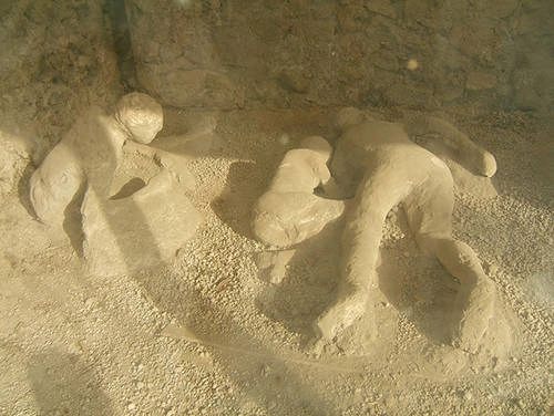 Thành phố Pompeii Bạn từng nghe nói đến trận phun trào núi lửa Vesuvius? Nó đã phá hoại gần như toàn bộ những gì tồn tại ở đây từ 2000 năm trước. Tuy nhiên, hiện nay thành phố này đã trở thành một di tích khảo cổ nổi tiếng và được công nhận là di sản thế giới. Bạn có thể bắt xe buýt hay xe lửa từ Rome đi Pompeii và có cơ hội quan sát các tàn tích còn sót lại của thành phố cũng như cảm nhận được sự chết chóc của các khu nhà cổ. Để tái tạo lại hình dạng của cơ thể, người ta bơm thạch cao vào trong những khoảng trống đã bị phân hủy của các bộ xương do thời gian dài nằm dưới đống tro tàn của núi lửa. Thành phố Pompeii Bạn từng nghe nói đến trận phun trào núi lửa Vesuvius? Nó đã phá hoại gần như toàn bộ những gì tồn tại ở đây từ 2000 năm trước. Tuy nhiên, hiện nay thành phố này đã trở thành một di tích khảo cổ nổi tiếng và được công nhận là di sản thế giới. Bạn có thể bắt xe buýt hay xe lửa từ Rome đi Pompeii và có cơ hội quan sát các tàn tích còn sót lại của thành phố cũng như cảm nhận được sự chết chóc của các khu nhà cổ. Để tái tạo lại hình dạng của cơ thể, người ta bơm thạch cao vào trong những khoảng trống đã bị phân hủy của các bộ xương do thời gian dài nằm dưới đống tro tàn của núi lửa.