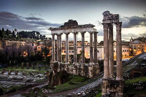 Khu vực Roman Forum Roman Forum hay còn có cái tên Magnus Forum là khu tàn tích còn sót lại của một thời huy hoàng thuộc Đế chế La Mã. Đây là khu vực trung tâm của Rome với nhiều hoạt động buôn bán tấp nập. Xuất hiện từ thế kỷ thứ 7 TCN, đến nay Roman Forum vẫn còn dấu tích của những vương cung thánh đường cổ xưa, đền đài, đấu trường, các tòa nhà chính phủ,… Khu vực Roman Forum Roman Forum hay còn có cái tên Magnus Forum là khu tàn tích còn sót lại của một thời huy hoàng thuộc Đế chế La Mã. Đây là khu vực trung tâm của Rome với nhiều hoạt động buôn bán tấp nập. Xuất hiện từ thế kỷ thứ 7 TCN, đến nay Roman Forum vẫn còn dấu tích của những vương cung thánh đường cổ xưa, đền đài, đấu trường, các tòa nhà chính phủ,…