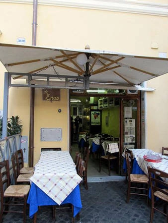 Quán ăn Da Enzo Al 29 Đừng rời Rome nếu bạn chưa thử cucina romana - ẩm thực truyền thống Roman. Không nơi nào tại Rome có thức ăn ngon hơn Da Enzo Al 29. Phong cách phục vụ nhẹ nhàng và các món ăn tuyệt hảo hoàn toàn xứng đáng để bạn đặt trước một bàn tại quán ăn hàng đầu này. Với phương châm chất lượng là tất cả - Da Enzo chắc chắn sẽ làm hài lòng những thực khách khó tính nhất. Quán ăn Da Enzo Al 29 Đừng rời Rome nếu bạn chưa thử cucina romana - ẩm thực truyền thống Roman. Không nơi nào tại Rome có thức ăn ngon hơn Da Enzo Al 29. Phong cách phục vụ nhẹ nhàng và các món ăn tuyệt hảo hoàn toàn xứng đáng để bạn đặt trước một bàn tại quán ăn hàng đầu này. Với phương châm chất lượng là tất cả - Da Enzo chắc chắn sẽ làm hài lòng những thực khách khó tính nhất.