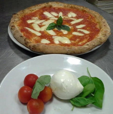 Cửa hàng bánh Pizzeria Loffredo Không có nơi nào tốt hơn Pizzeria Loffredo để thưởng thức món bánh pizza với lớp vỏ mỏng, giá cả phải chăng. Không cần cầu kỳ bạn cũng đã có một món ăn hảo hạng. Còn gì tuyệt vời hơn là một chỗ ngồi và thưởng thức pizza ở cửa hàng nổi tiếng này. Cửa hàng bánh Pizzeria Loffredo Không có nơi nào tốt hơn Pizzeria Loffredo để thưởng thức món bánh pizza với lớp vỏ mỏng, giá cả phải chăng. Không cần cầu kỳ bạn cũng đã có một món ăn hảo hạng. Còn gì tuyệt vời hơn là một chỗ ngồi và thưởng thức pizza ở cửa hàng nổi tiếng này.