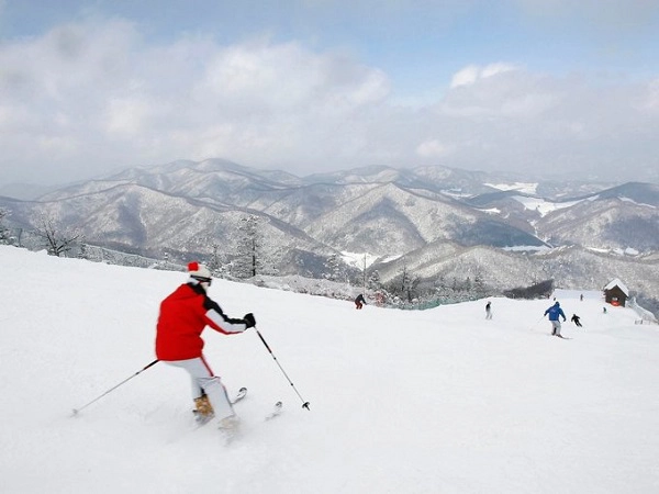 Pyeongchang hút khách du lịch nhờ có nhiều điều kiện tuyệt vời cho các hoạt động trượt tuyết. Alpensia là khu nghỉ dưỡng lớn nhất ở đây, với 6 đường trượt tuyết và lướt ván. Ảnh: Reuters. Pyeongchang hút khách du lịch nhờ có nhiều điều kiện tuyệt vời cho các hoạt động trượt tuyết. Alpensia là khu nghỉ dưỡng lớn nhất ở đây, với 6 đường trượt tuyết và lướt ván. Ảnh: Reuters.