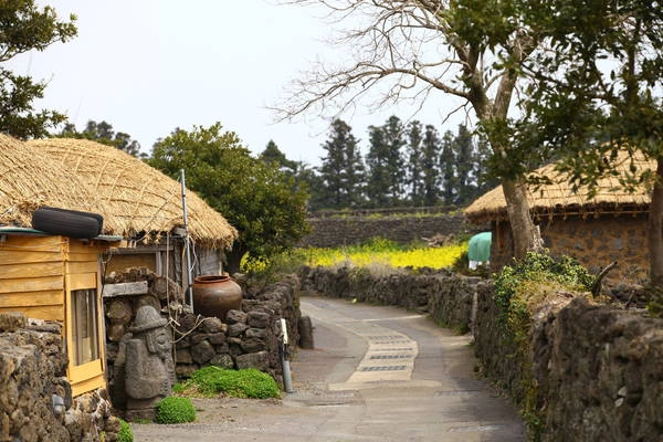 Làng dân tộc Jeju Folk: Làng dân tộc Jeju Folk là ngôi làng truyền thống Hàn Quốc nằm dưới chân núi Hallasan và được bảo tồn gần như nguyên vẹn. Những ngôi nhà ở đây được xây dựng từ đá nham thạch núi lửa, mái nhà được lợp bằng cỏ tranh, tới đây du khách còn có thế thấy được những con đường mòn từ thời xưa, tạo cho bạn cảm giác như đang quay ngược về lịch sử. Ảnh: iamyourguide Làng dân tộc Jeju Folk: Làng dân tộc Jeju Folk là ngôi làng truyền thống Hàn Quốc nằm dưới chân núi Hallasan và được bảo tồn gần như nguyên vẹn. Những ngôi nhà ở đây được xây dựng từ đá nham thạch núi lửa, mái nhà được lợp bằng cỏ tranh, tới đây du khách còn có thế thấy được những con đường mòn từ thời xưa, tạo cho bạn cảm giác như đang quay ngược về lịch sử. Ảnh: iamyourguide