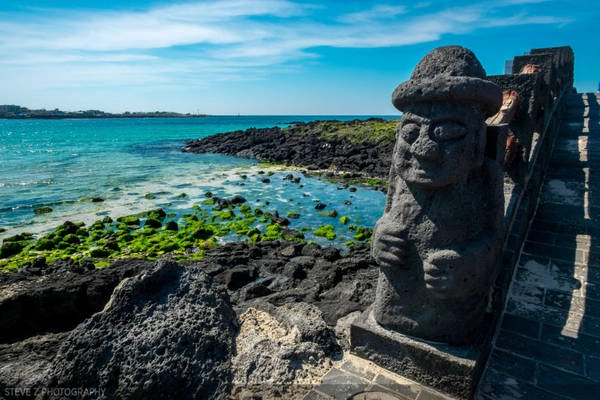 Dol hareubang: Tượng ông già bằng đá, biểu tượng của đảo Jeju. Tương truyền nếu người phụ nữ muốn sinh được con trai thì chỉ cần sờ vào mũi của bức tượng đá này. Ảnh: Steve Zdawczynski Dol hareubang: Tượng ông già bằng đá, biểu tượng của đảo Jeju. Tương truyền nếu người phụ nữ muốn sinh được con trai thì chỉ cần sờ vào mũi của bức tượng đá này. Ảnh: Steve Zdawczynski