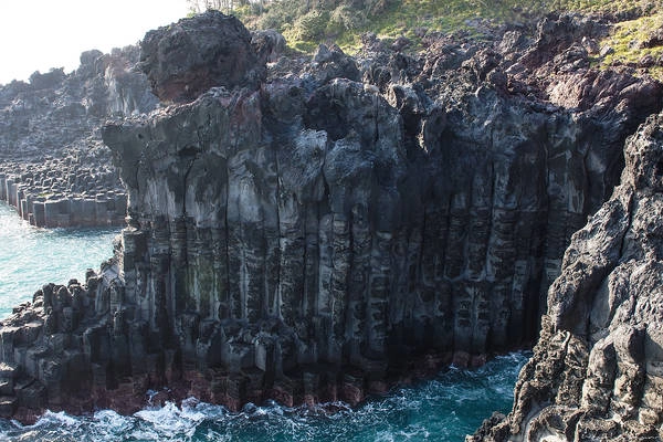 Cột đá nham thạch Jungmun Daepo: Nơi đây còn có tên gọi khác là “Jisatgae Rocks”, nổi tiếng với những vách đá cao hơn 20m. Những khối đá xếp chồng lên nhau rất độc đáo, như thể có bàn tay của con người đẽo gọt. Thắng cảnh này trông như một bức tranh tuyệt đẹp của thiên nhiên. Khi thủy triều lên, những đợt sóng có thể dâng cao hơn 10 m, tựa dung nham đang phun trào. Ảnh: iweatherman Cột đá nham thạch Jungmun Daepo: Nơi đây còn có tên gọi khác là “Jisatgae Rocks”, nổi tiếng với những vách đá cao hơn 20m. Những khối đá xếp chồng lên nhau rất độc đáo, như thể có bàn tay của con người đẽo gọt. Thắng cảnh này trông như một bức tranh tuyệt đẹp của thiên nhiên. Khi thủy triều lên, những đợt sóng có thể dâng cao hơn 10 m, tựa dung nham đang phun trào. Ảnh: iweatherman