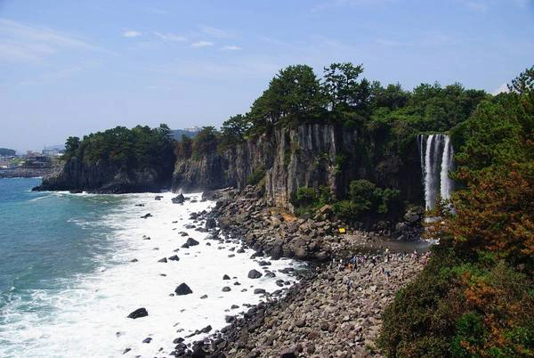 Thác nước Jeongbang: Đây là một trong 3 thác nước đẹp nhất Jeju - nơi duy nhất ở Hàn Quốc bạn có thể nhìn thấy nước đổ trực tiếp xuống biển. Trải nghiệm nên thử là ngồi trên các tảng đá và thưởng thức hải sản tươi ngon do dân địa phương đánh bắt. Ảnh: Trazy.co Thác nước Jeongbang: Đây là một trong 3 thác nước đẹp nhất Jeju - nơi duy nhất ở Hàn Quốc bạn có thể nhìn thấy nước đổ trực tiếp xuống biển. Trải nghiệm nên thử là ngồi trên các tảng đá và thưởng thức hải sản tươi ngon do dân địa phương đánh bắt. Ảnh: Trazy.co