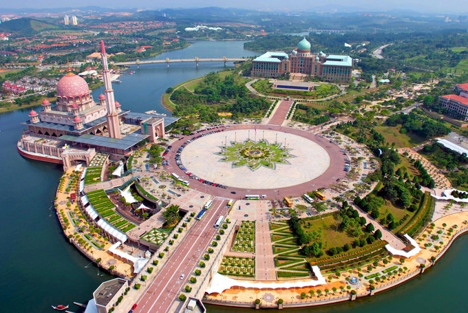 Malaysia chia làm hai vùng riêng biệt: Tây Malaysia trên bán đảo Malay gồm 11 bang, và Đông Malaysia trên đảo Borneo gồm 2 bang. Thủ đô của Malaysia là Kuala Lumpur, nhưng nơi đặt trụ sở của chính phủ, trung tâm hành chính và pháp lý của Malaysia hiện tại là thành phố Putrajaya, theo World Atlas. Ảnh: Citrus Holidays. Malaysia chia làm hai vùng riêng biệt: Tây Malaysia trên bán đảo Malay gồm 11 bang, và Đông Malaysia trên đảo Borneo gồm 2 bang. Thủ đô của Malaysia là Kuala Lumpur, nhưng nơi đặt trụ sở của chính phủ, trung tâm hành chính và pháp lý của Malaysia hiện tại là thành phố Putrajaya, theo World Atlas. Ảnh: Citrus Holidays.