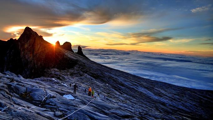 Malaysia sở hữu ngọn núi cao nhất Đông Nam Á là đỉnh Kinabalu cao 4.095 m, nằm ở bang Sabah. Đỉnh Kinabalu là di sản thế giới được bảo vệ nghiêm ngặt trong vườn quốc gia cùng tên. Ảnh: G Adventures. Malaysia sở hữu ngọn núi cao nhất Đông Nam Á là đỉnh Kinabalu cao 4.095 m, nằm ở bang Sabah. Đỉnh Kinabalu là di sản thế giới được bảo vệ nghiêm ngặt trong vườn quốc gia cùng tên. Ảnh: G Adventures.