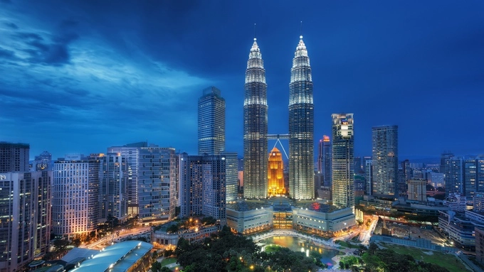 Tháp đôi Petronas tại Kuala Lumpur từng là tòa nhà cao nhất thế giới với chiều cao 452 m cho tới năm 2004, khi Tòa 101 cao 508 m khánh thành tại Đài Bắc (Đài Loan). Tháp Petronas có hai khối nhà cao 88 tầng, với cầu nối Sky Bridge ở tầng 41 và 42. Ảnh: Stmed. Tháp đôi Petronas tại Kuala Lumpur từng là tòa nhà cao nhất thế giới với chiều cao 452 m cho tới năm 2004, khi Tòa 101 cao 508 m khánh thành tại Đài Bắc (Đài Loan). Tháp Petronas có hai khối nhà cao 88 tầng, với cầu nối Sky Bridge ở tầng 41 và 42. Ảnh: Stmed.